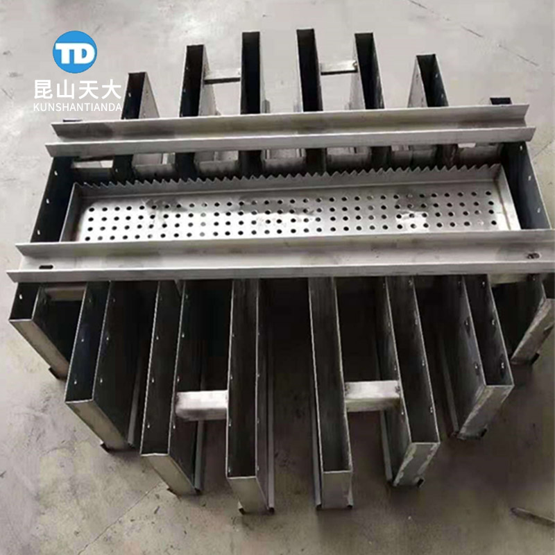 金属槽式分布器.jpg4.jpg 槽式液体分布器304